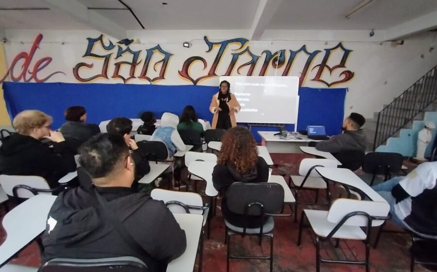 Cursinho Popular na Acadêmicos de São Jorge prepara estudantes da Zona Norte para o Enem e vestibulares