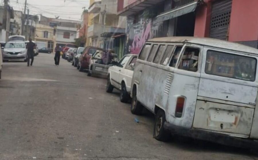 Moradores denunciam carros abandonados, lixo e ratos em ruas do Jardim Brasil